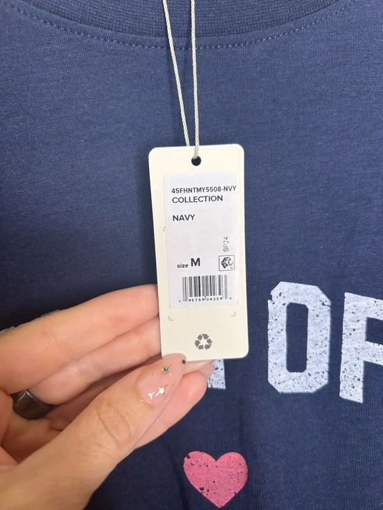 NWT Favorite Daughter Mom of the Year Graphic T-Shirt Nazy size medium - Picture 6 of 8